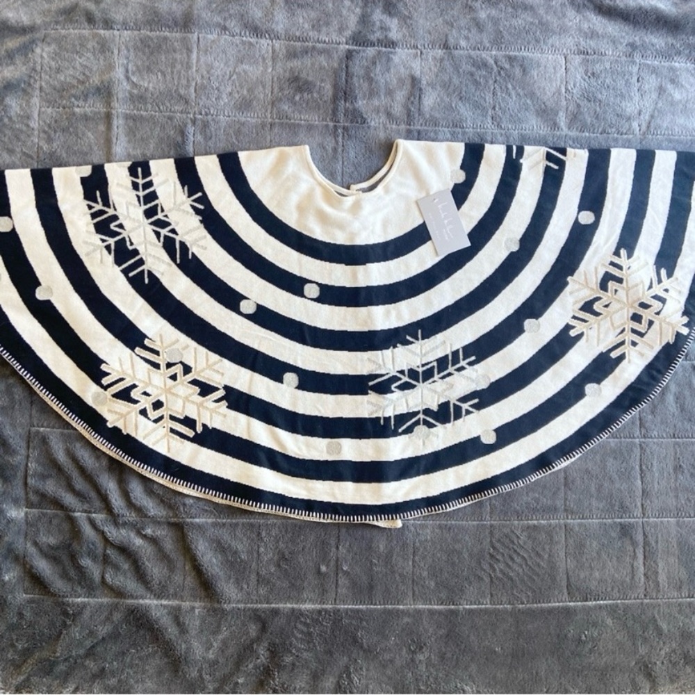 Nicole Miller Home 50” Knit Tree Skirt NWT Cream Black Metallic Snowflake